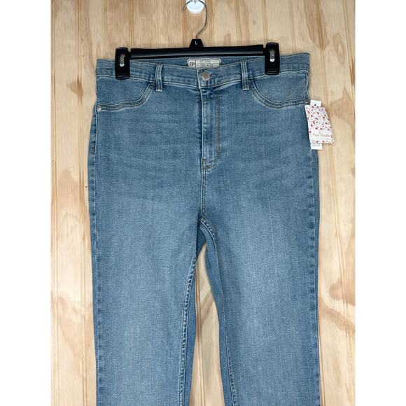 Free People High Rise Skinny Light Wash Stretch Jeans NWT Size 30 Minimalist - Picture 3 of 7